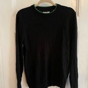 Light sweater with green collar detail